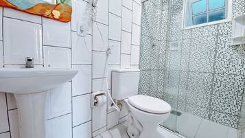 Quarto casal standard | Banheiro | Chuveiro, toalhas de banho