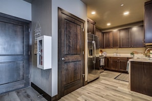 Condo | Cozinha privada | Cooktop, lava-louças, talheres/pratos/utensílios de cozinha