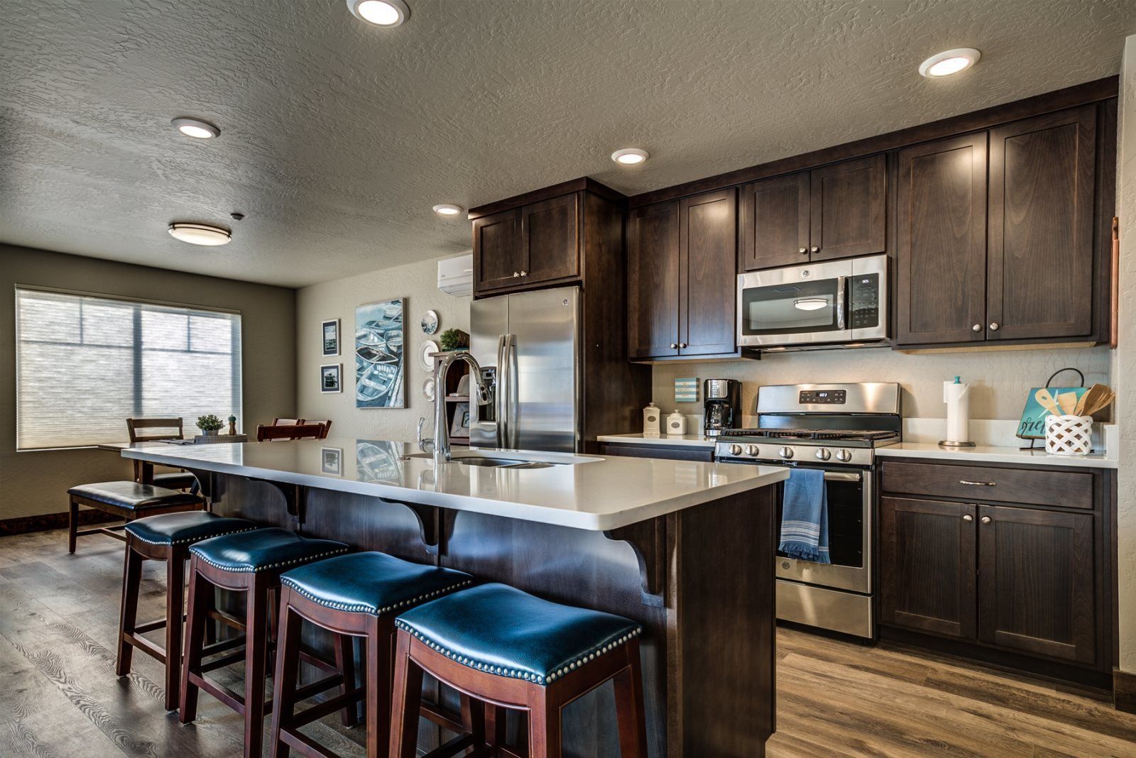 Bếp nấu, máy rửa bát, dụng cụ nấu nướng/bát dĩa/dao nĩa 