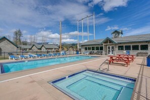 Outdoor pool - Latitude Adjustment (Sandpoint)