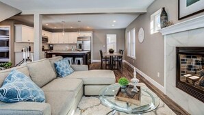 TV, fireplace - Latitude Adjustment (Sandpoint)