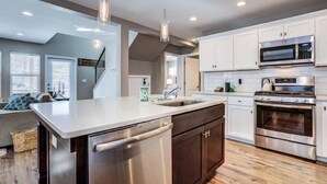Stovetop, dishwasher, cookware/dishes/utensils - Latitude Adjustment (Sandpoint)