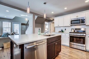 Herdplatte, Geschirrspüler, Kochgeschirr/Geschirr/Besteck