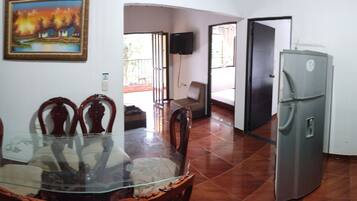 Cabaña familiar, 3 habitaciones, vistas a la piscina (Isabella) | Cocina privada | Frigorífico, placa de cocina y utensilios de cocina