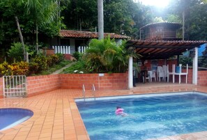 Cabane Familiale, vue piscine, rez-de-chaussée (Villa Nelfi)