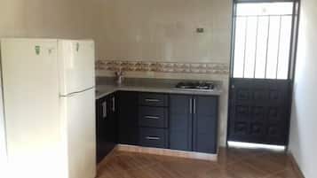 Cabaña familiar, 3 habitaciones, balcón (El socio) | Cocina privada | Frigorífico, placa de cocina y utensilios de cocina