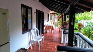 Cabaña familiar, vistas a la piscina, planta baja (Villa Nelfi) | Zona de estar | Una televisión de pantalla plana