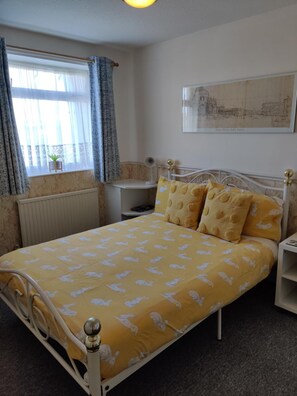 Iron/ironing board, free cots/infant beds, free WiFi, bed sheets - Cameron Court B&B (Bridlington)