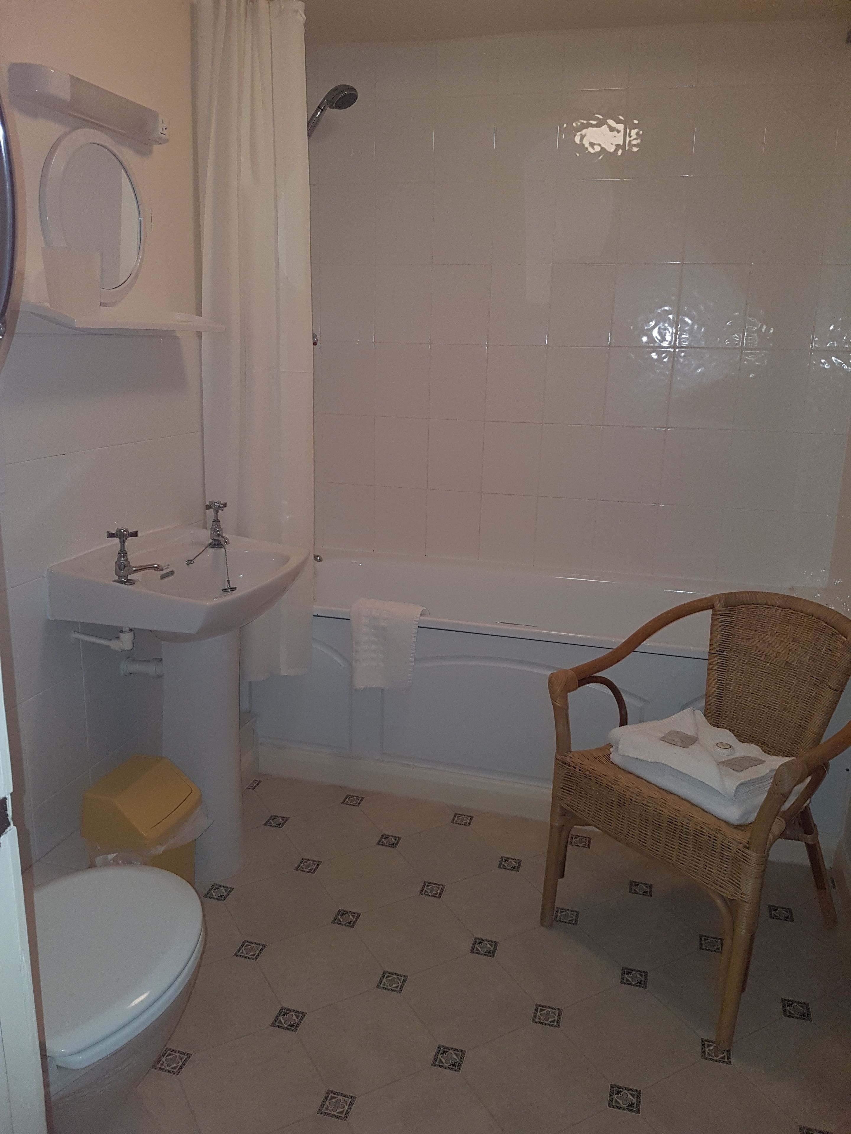 Un baño con inodoro, lavamanos y bañera.