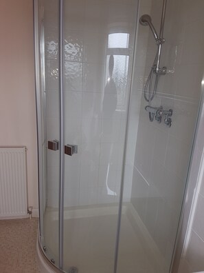 Double or Twin Room | Bathroom shower - Cameron Court B&B (Bridlington)