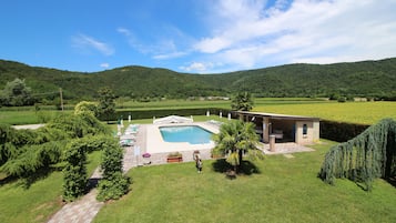 Piscina stagionale all'aperto, ombrelloni da piscina, lettini