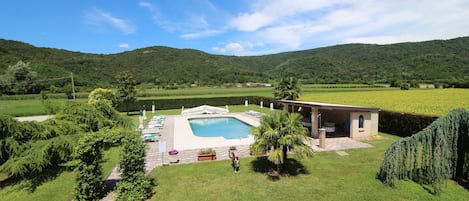 Piscina stagionale all'aperto, ombrelloni da piscina, lettini