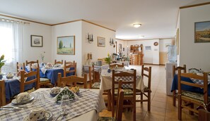 Petit déjeuner continental (7 EUR par personne)