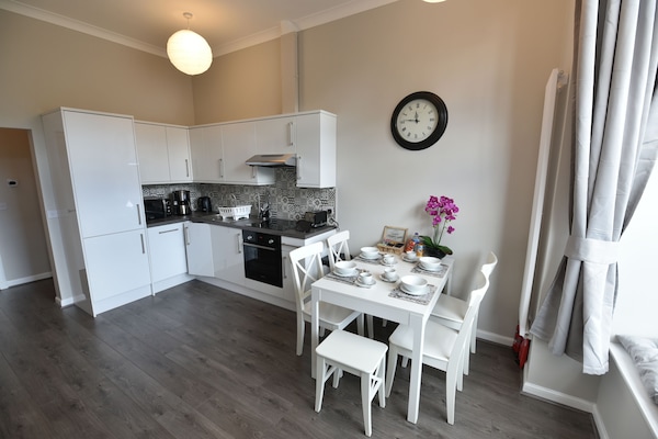 Apartamento de lujo | Cocina privada | Frigorífico grande, microondas, horno y placa de cocina