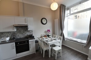 Luxe appartement | Privékeuken | Een koelkast/vriezer, een magnetron, een oven, een kookplaat