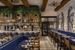 2 restaurants, breakfast, lunch served; local and international cuisine - The Ben West Palm, Autograph Collection (West Palm Beach)