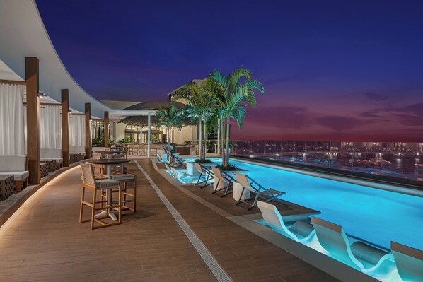 Outdoor pool, pool umbrellas, sun loungers - The Ben West Palm, Autograph Collection (West Palm Beach)
