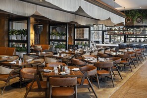 2 restaurantes, se sirve desayuno, cocina local e internacional 