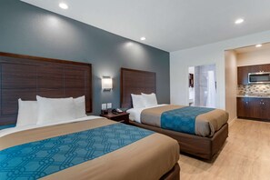 Quarto standard, 2 camas Queen, para não fumantes | Ferros/tábuas de passar roupa, Wi-Fi de cortesia