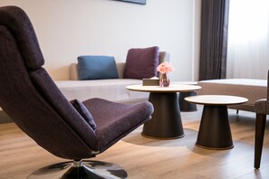 Deluxe Room, 2 Twin Beds | In-room safe, blackout drapes, iron/ironing board, bed sheets - Mercure Xian Qujiang (Xi'an)