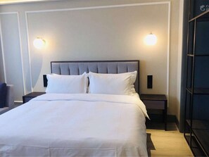 Standard Room, 1 King Bed