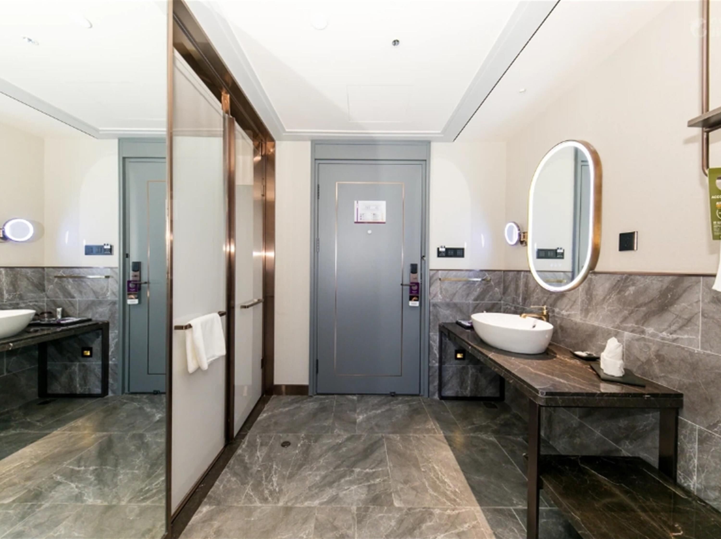 Deluxe kamer, 2 eenpersoonsbedden | Een gratis minibar, een kluis op de kamer, een bureau