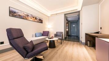 Privilege, Room, 1 King Bed | In-room safe, blackout drapes, iron/ironing board, bed sheets