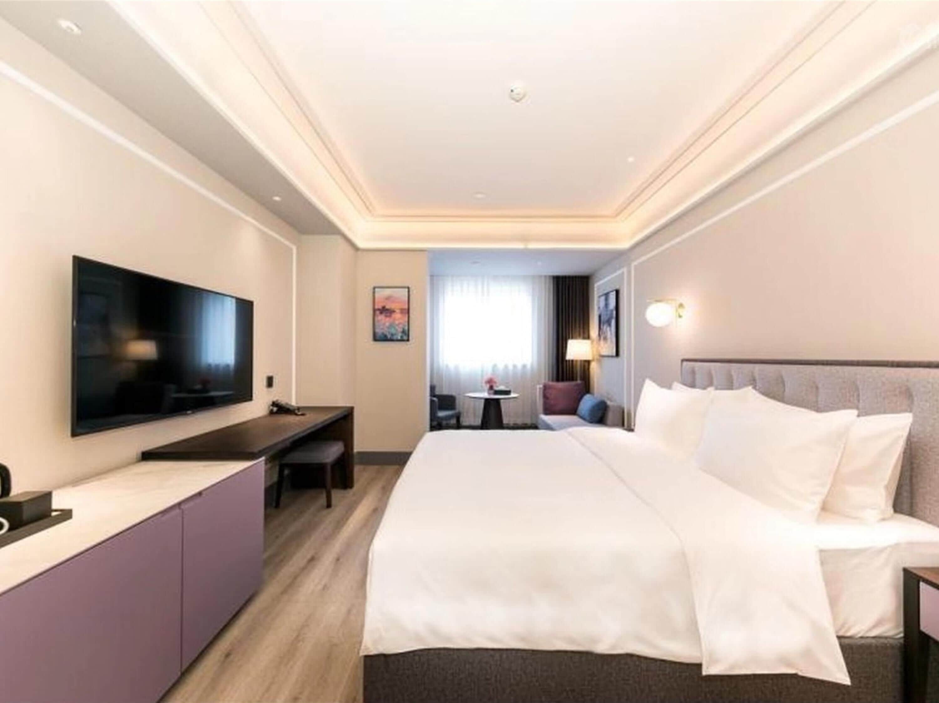 Standard Room, 1 King Bed | Minibar (free items), in-room safe, desk, laptop workspace