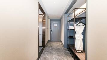 Minibar con artículos gratuitos y caja de seguridad en la habitación