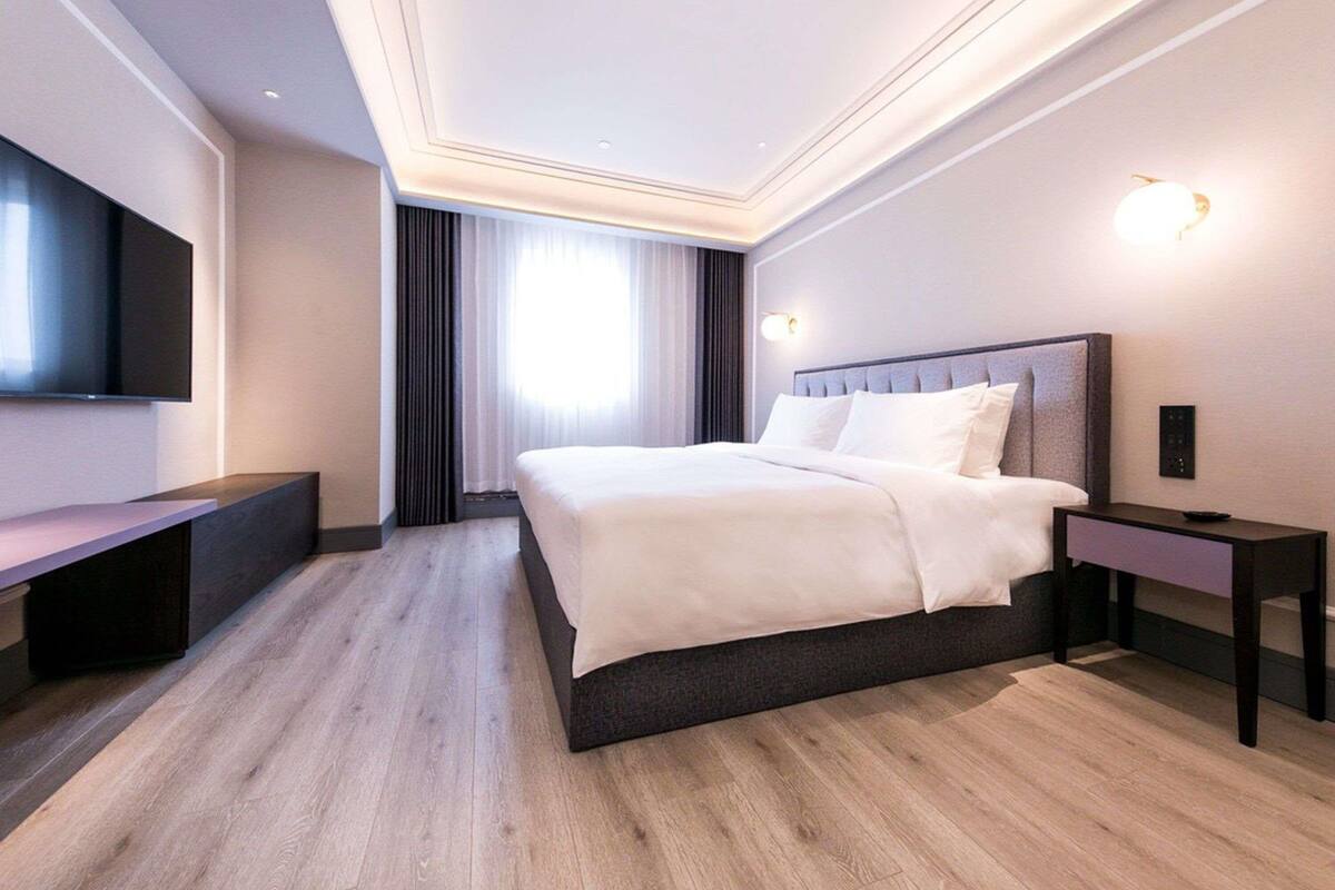 Deluxe Room, 1 King Bed | Minibar (free items), in-room safe, desk, laptop workspace