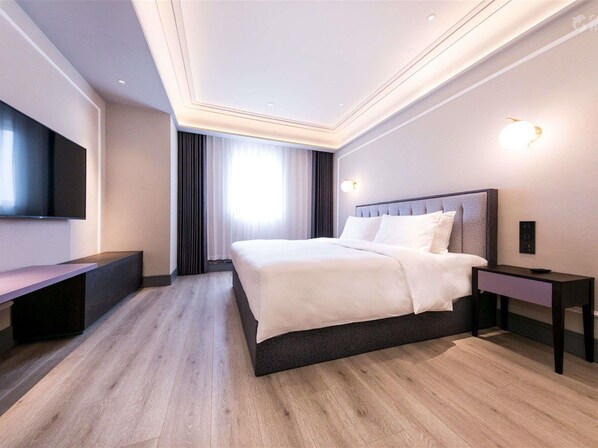 Phòng Deluxe, 1 giường cỡ king | Minibar với thức uống miễn phí, két bảo mật tại phòng, bàn 