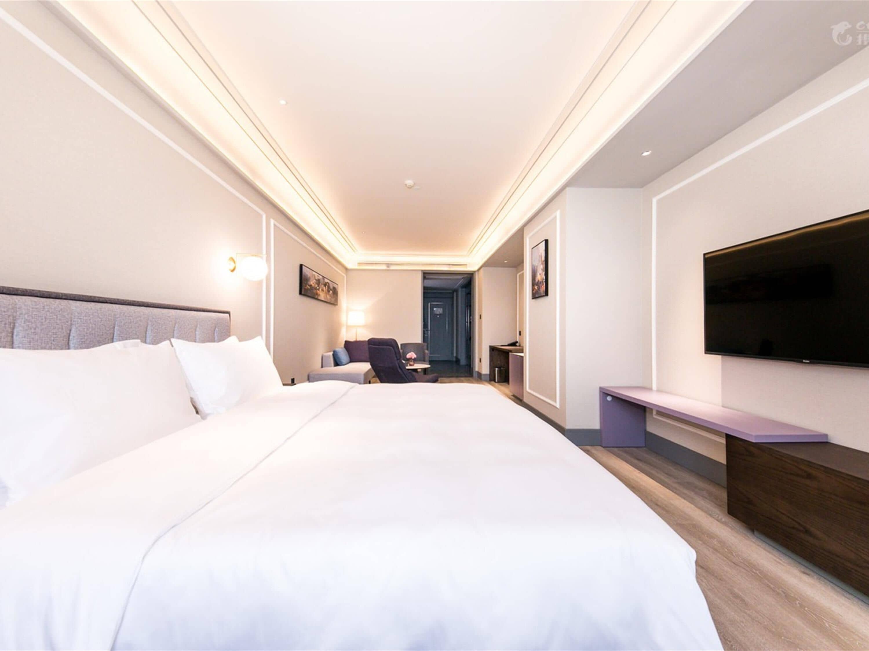 Privilege, Room, 1 King Bed | Minibar (free items), in-room safe, desk, laptop workspace