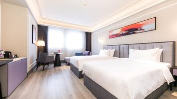 Habitación Deluxe, 2 camas individuales | Minibar con artículos gratuitos, caja fuerte, escritorio