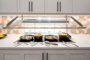 Free daily buffet breakfast - Hyatt Place Bakersfield (Bakersfield)