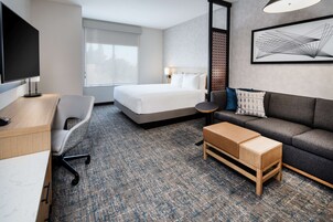 Ropa de cama de alta calidad y caja de seguridad en la habitación 