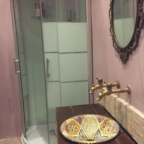 Regadera, bidet, toallas