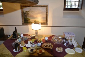 Free daily buffet breakfast