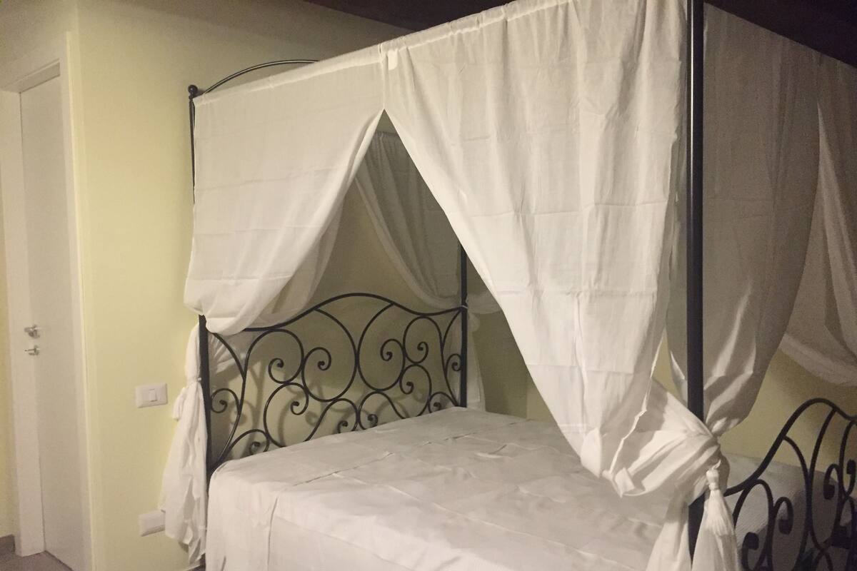 Chambre triple Confort | Literie de qualité, couette en duvet, système d’insonorisation