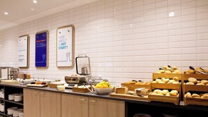 Un buffet proposant une variété de plats et un espace dédié au petit-déjeuner.