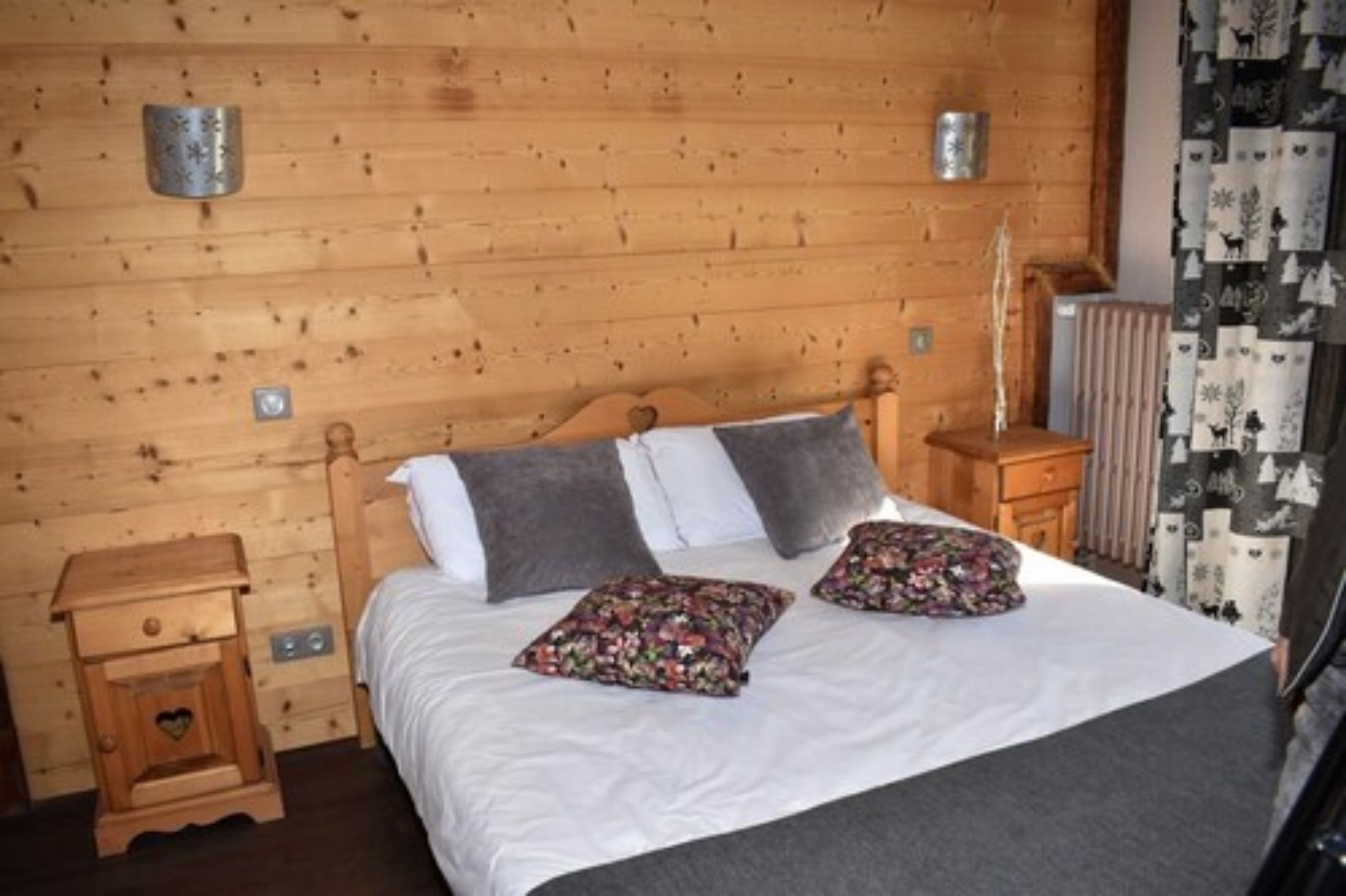 double room | 1 bedroom, individually decorated, individually furnished