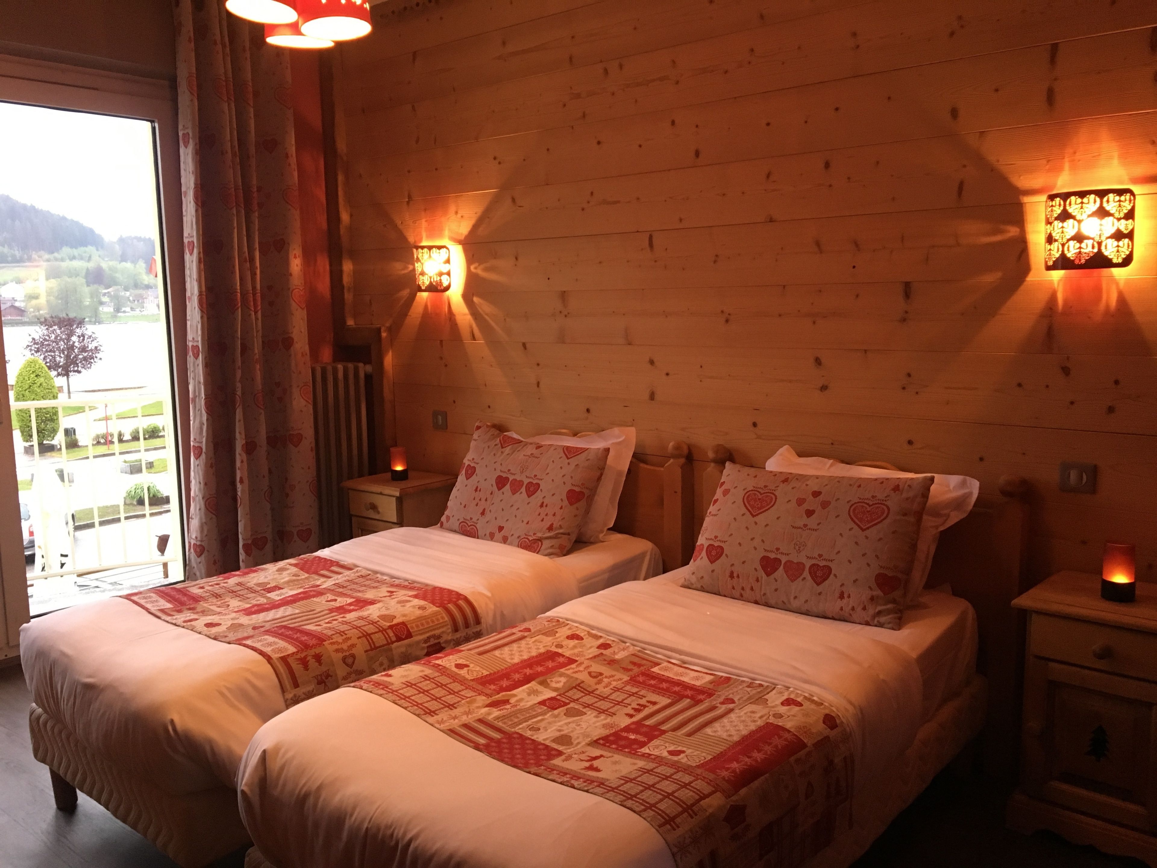 annexe chambre twin, vue sur le lac, avec balcon | 1 bedroom, individually decorated, individually furnished