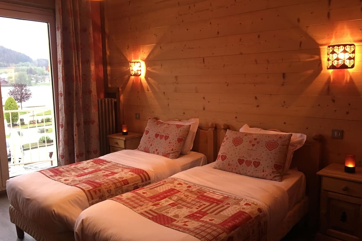 annexe chambre twin, vue sur le lac, avec balcon | 1 bedroom, individually decorated, individually furnished