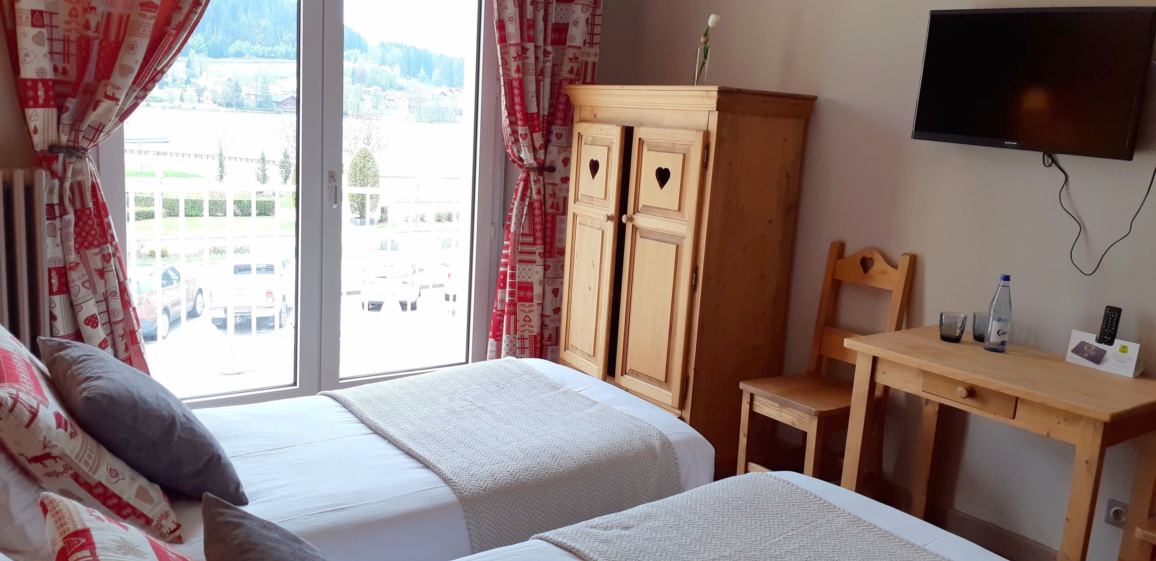 annexe chambre twin, vue sur le lac, avec balcon | view from room