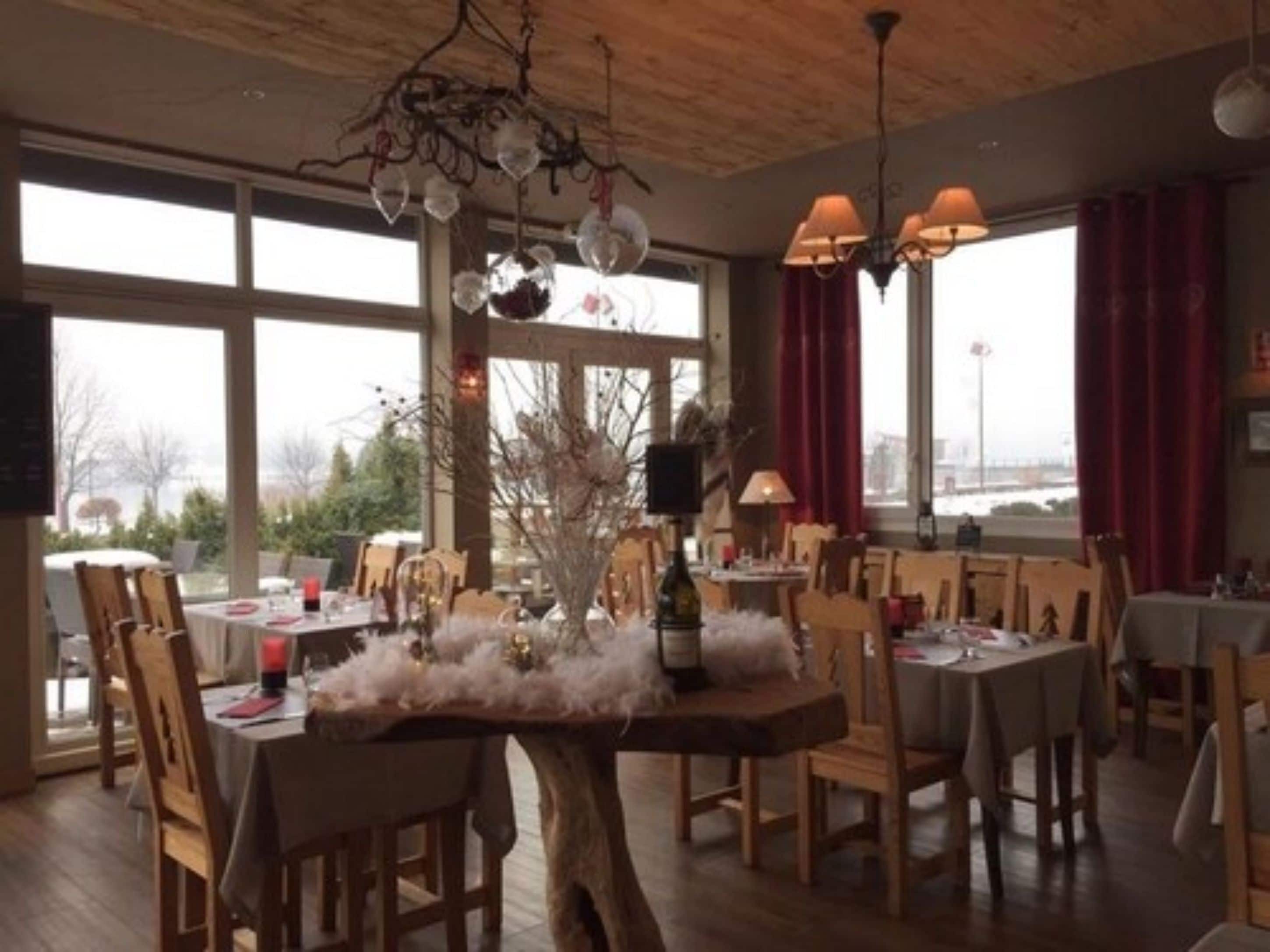 lunch and dinner served, international cuisine