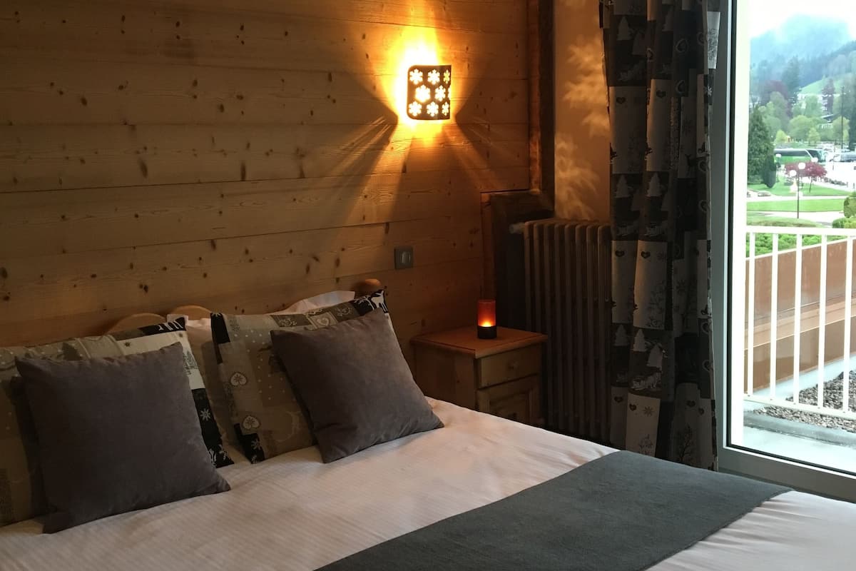 double room | 1 bedroom, individually decorated, individually furnished