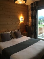 Decoración personalizada, muebles diferentes y cortinas blackout 