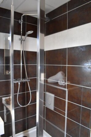 Badkamer met douche