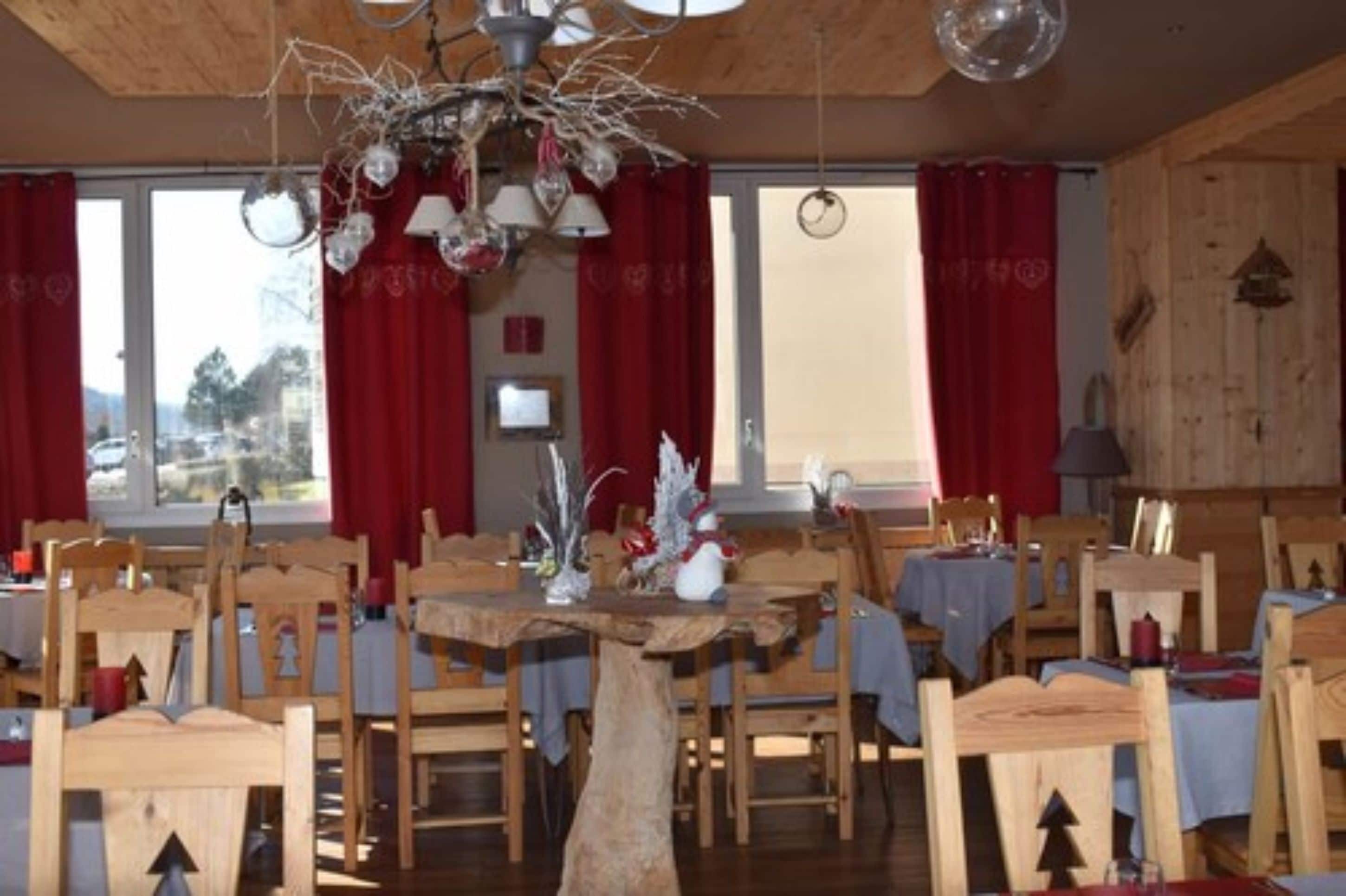 lunch and dinner served, international cuisine