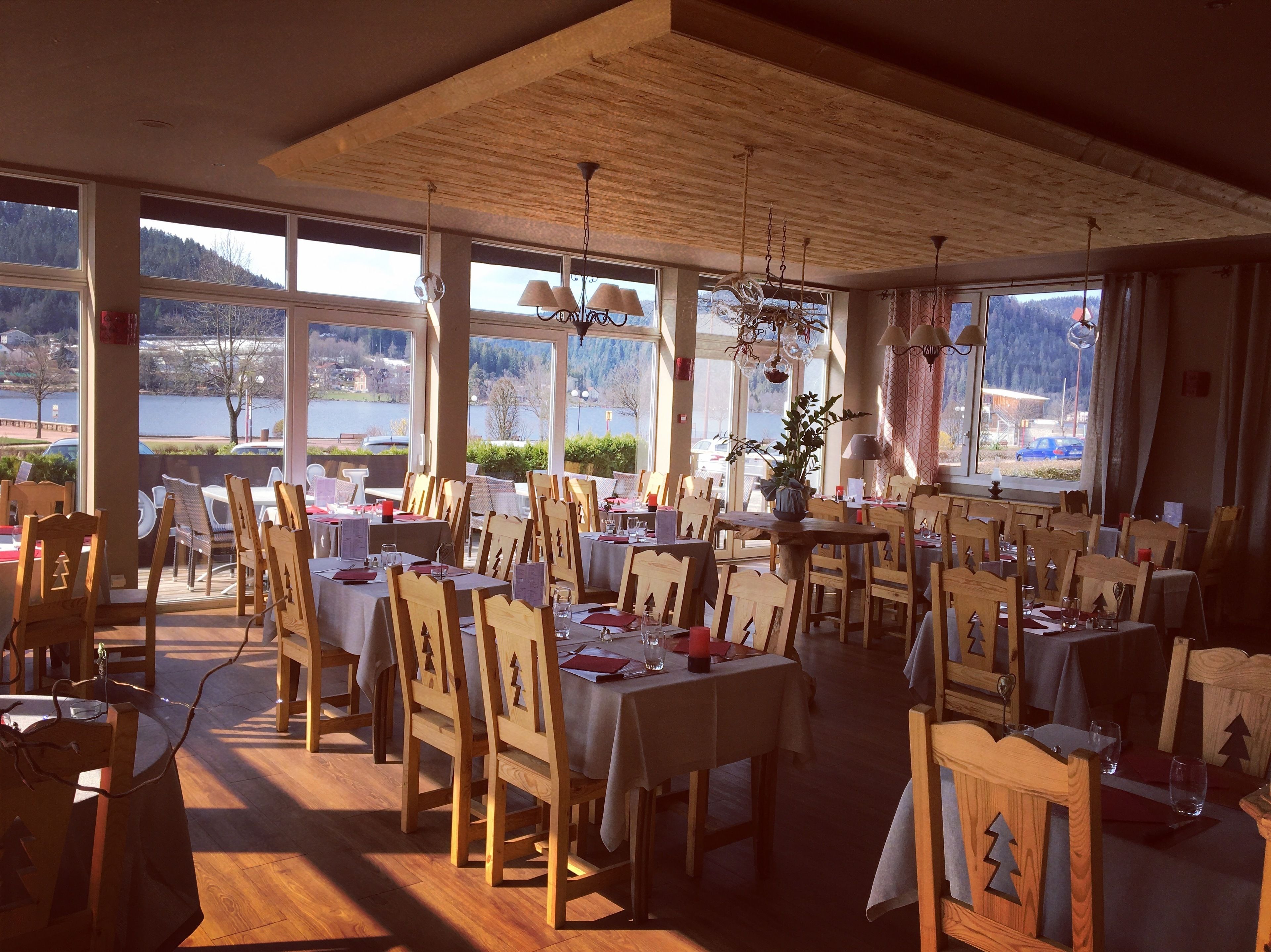 lunch and dinner served, international cuisine