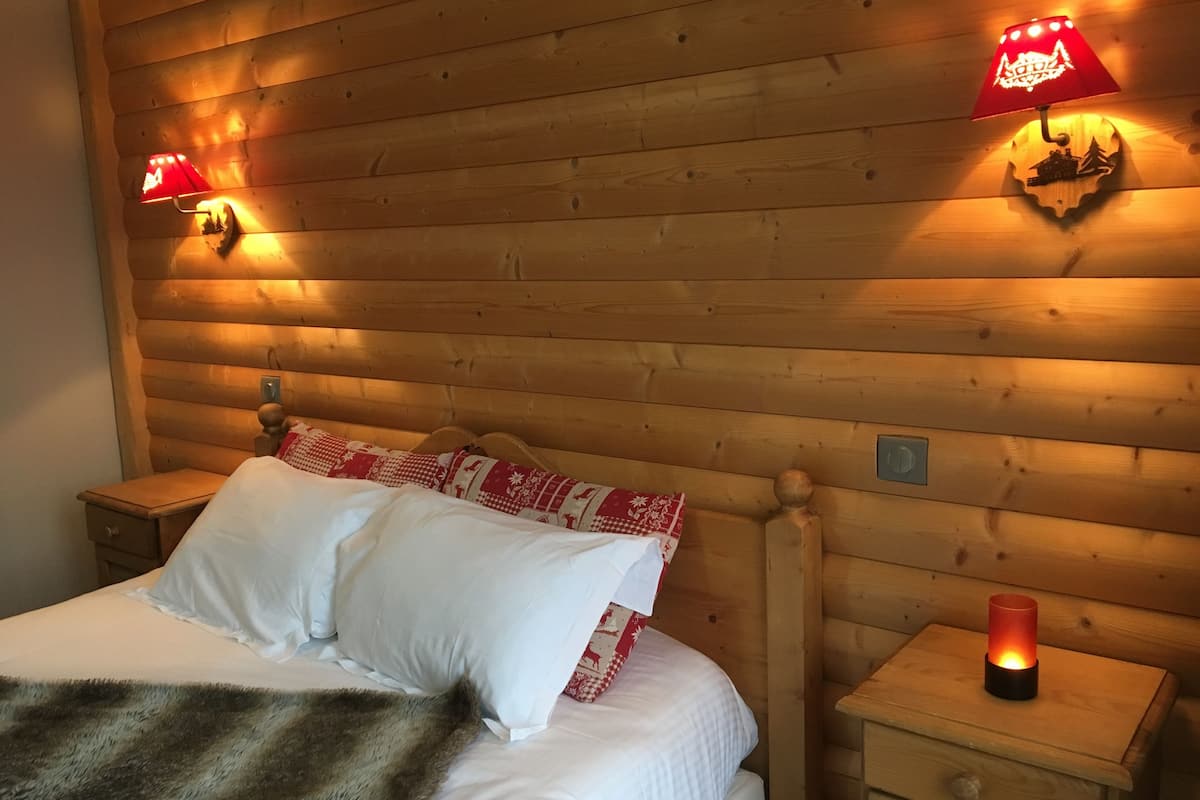 double room | 1 bedroom, individually decorated, individually furnished